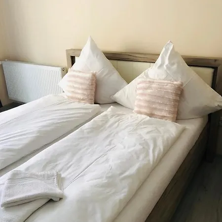 Carla Maria S Hause *