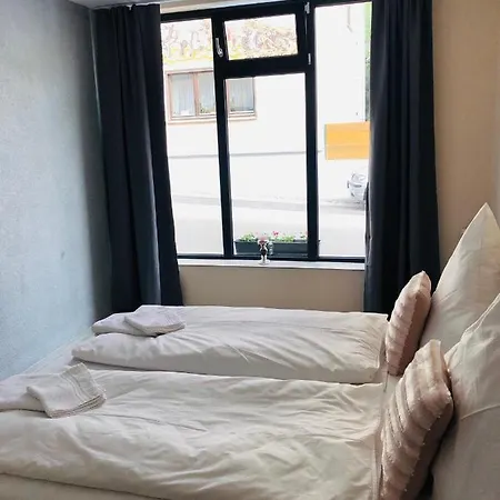 Carla Maria S Hause *